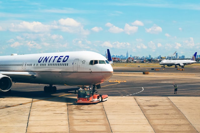 united plane on park